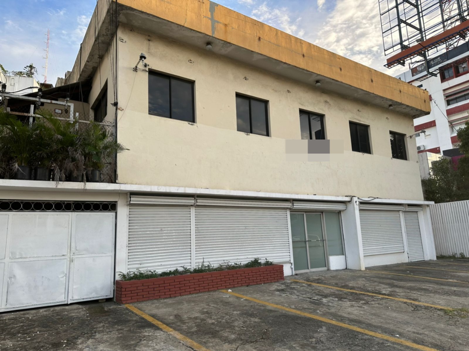 oficinas y locales comerciales - Local o edificio completo en renta av 27 de febrer 4