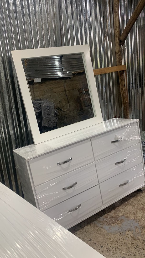 muebles y colchones - Gavetero en blanco con gavetas  0
