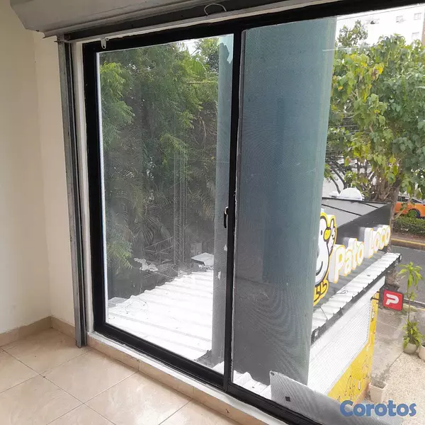 oficinas y locales comerciales - Local Comercial AV Romulo Betancourt 11