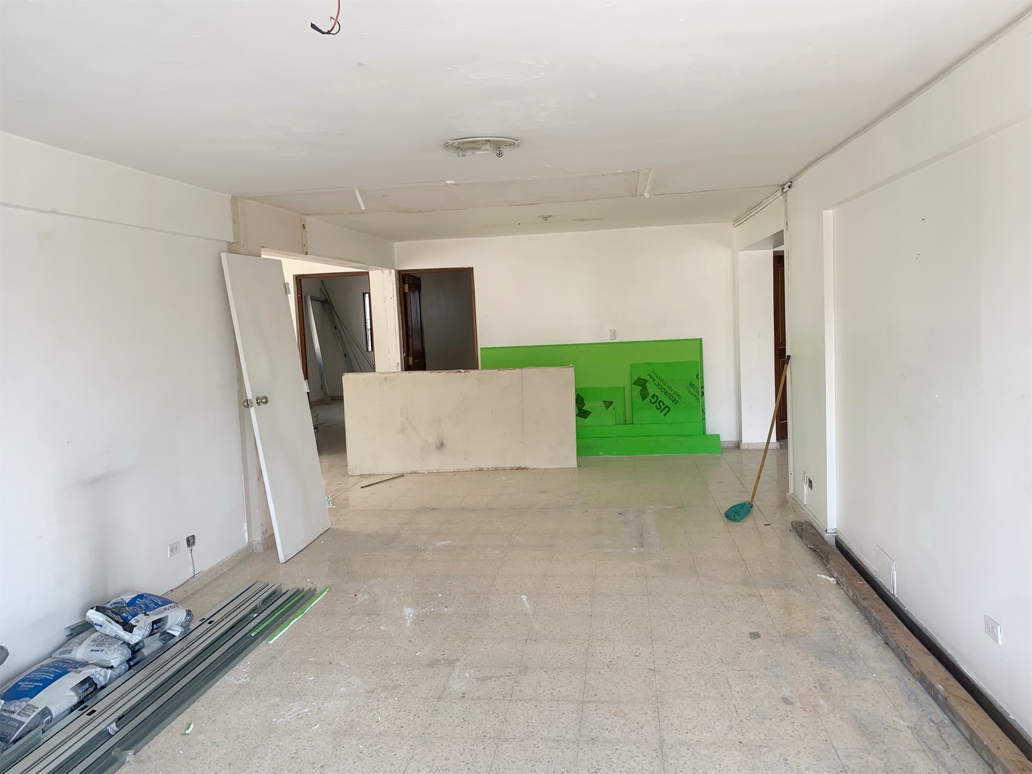 oficinas y locales comerciales - Local amplio y abierto en Naco 3