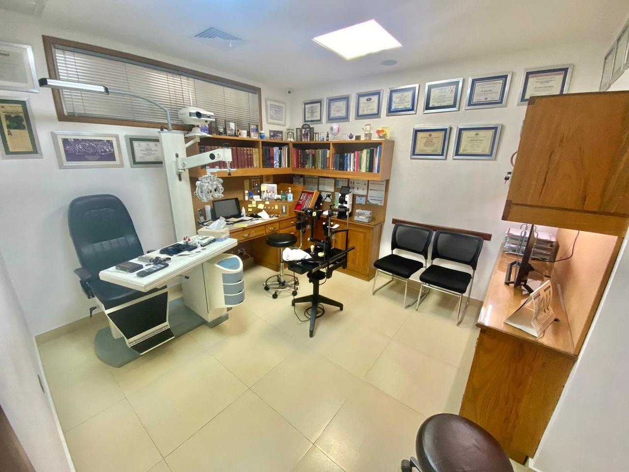 oficinas y locales comerciales - Vendo edificio Gazcue dos niveles 12 oficina 11 baños baños comunes sótano  4