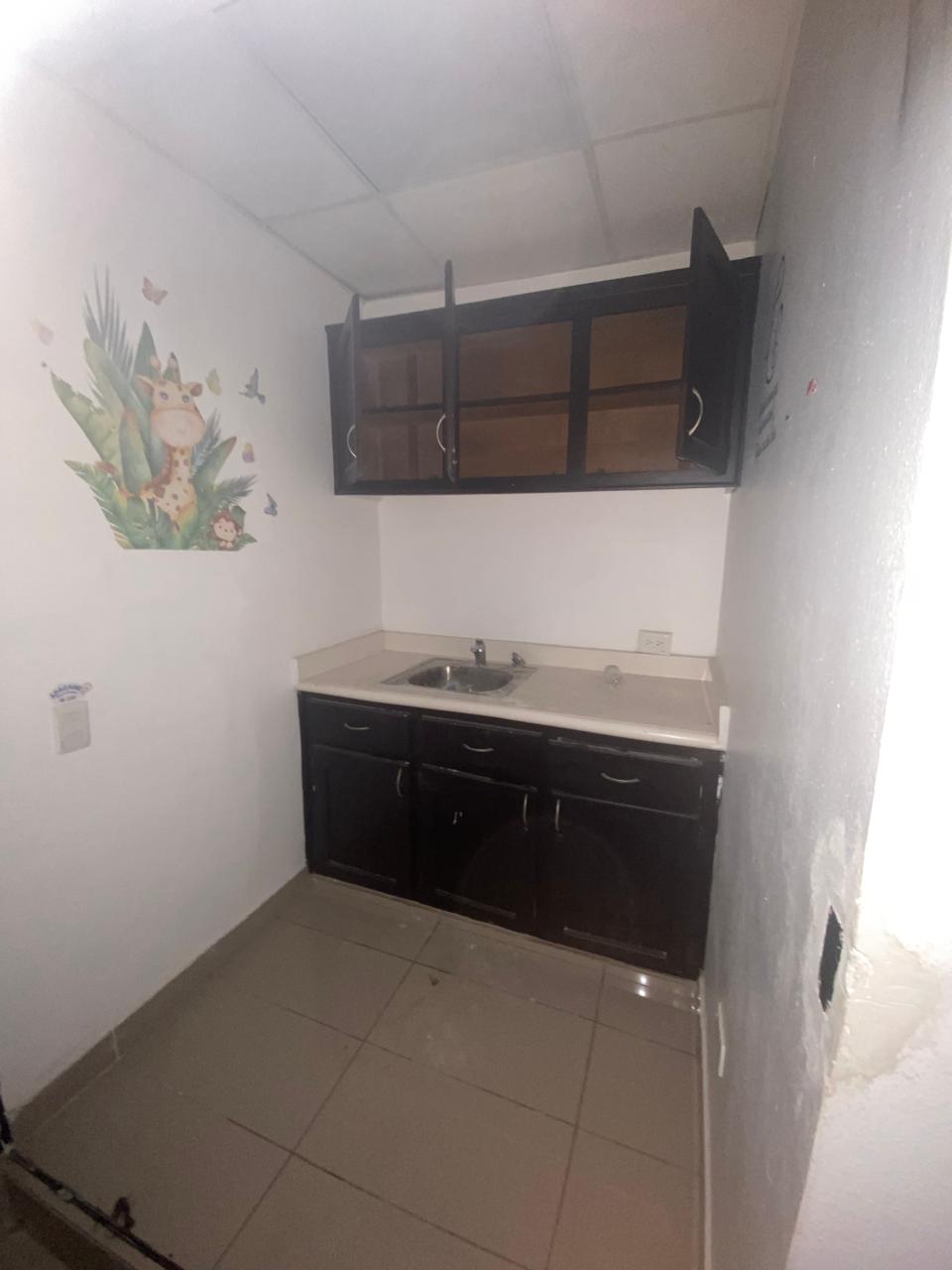 oficinas y locales comerciales - Alquilo Local Comercial de 300 Metros en 2do Piso  9