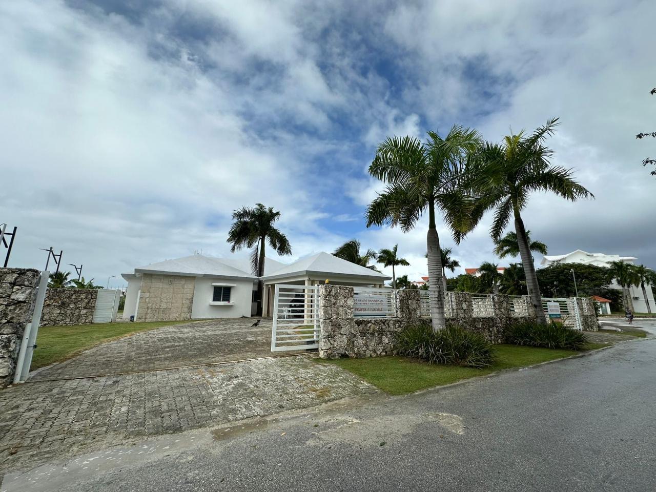 casas vacacionales y villas - Vendo inmensa y atractiva casa 🏠 en Punta Cana    5