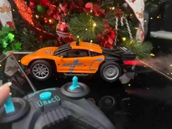 juguetes - Carrito a control remoto luces y efecto de humo en escape 2