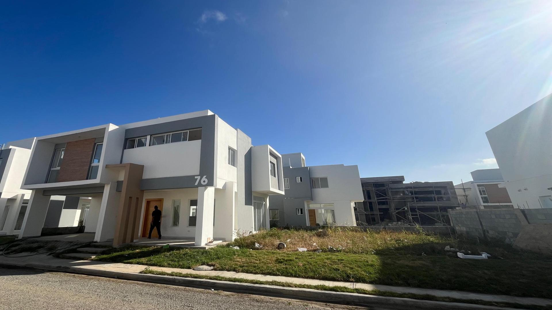 casas - IMPRESIONANTE CASA DE 2 NIVELES NUEVA EN MADRE VEIJA SUR SC RD 1