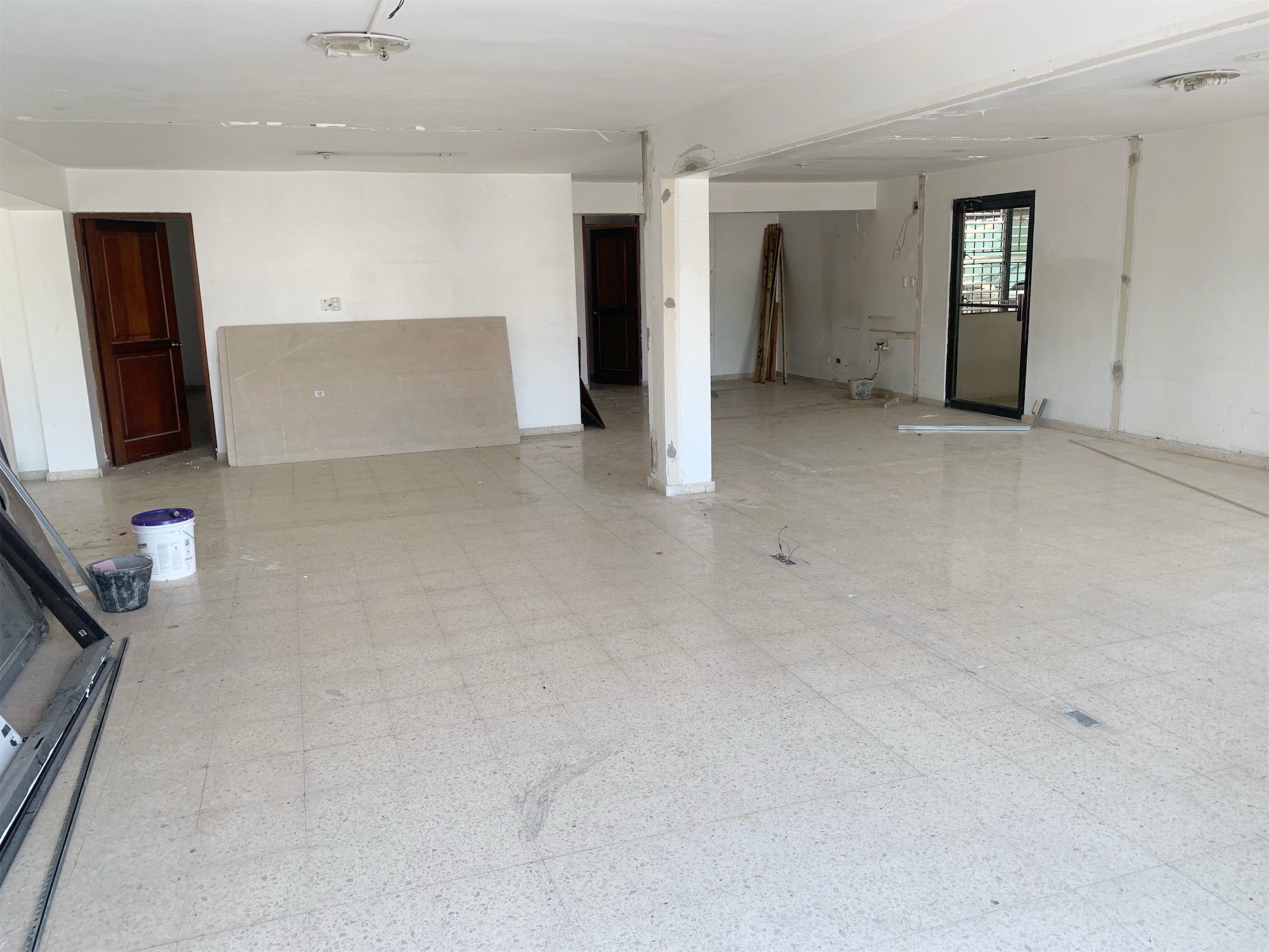 oficinas y locales comerciales - Local amplio y abierto en Naco 4