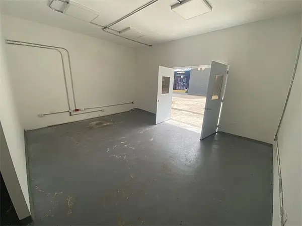 oficinas y locales comerciales - Local en Naco céntrico y amplio 9