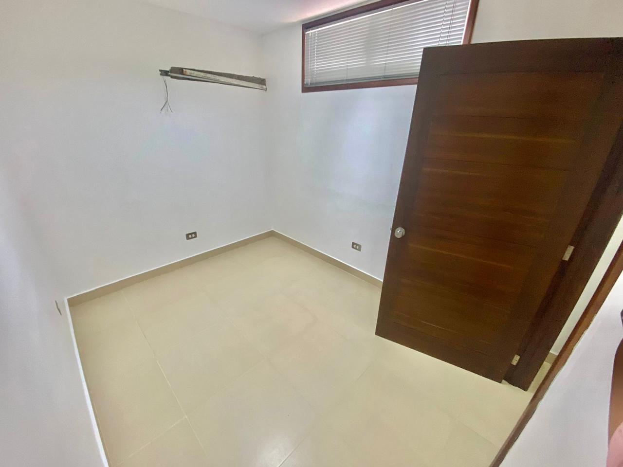 oficinas y locales comerciales - Vendo edificio Gazcue dos niveles 12 oficina 11 baños baños comunes sótano  5