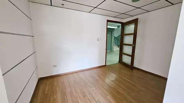 oficinas y locales comerciales - Local céntrico en la Esperilla 2