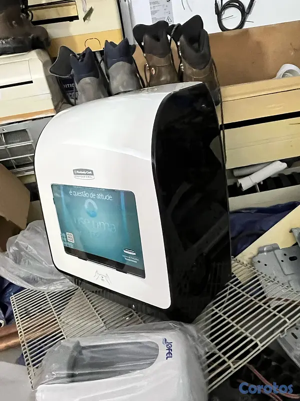 equipos profesionales - secador de manos automático profesional de la marca Kimberly-Clark Professional 4