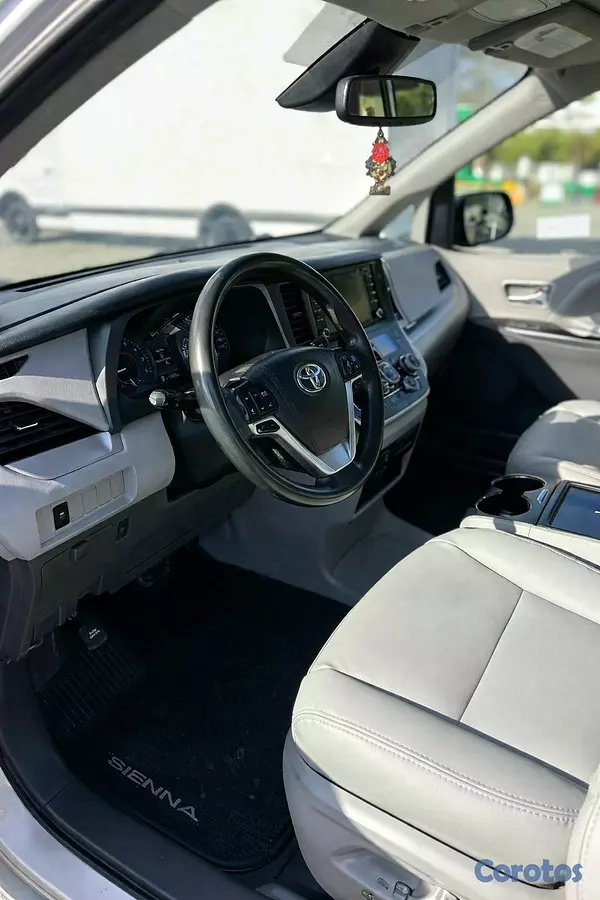 jeepetas y camionetas - TOYOTA SIENNA HANDICAP CLEAN CAR FAX 8