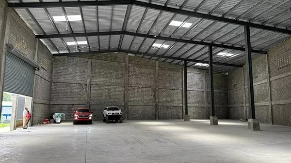 oficinas y locales comerciales - Nave Industrial Alquila Engombe la 6 de Noviembre  9