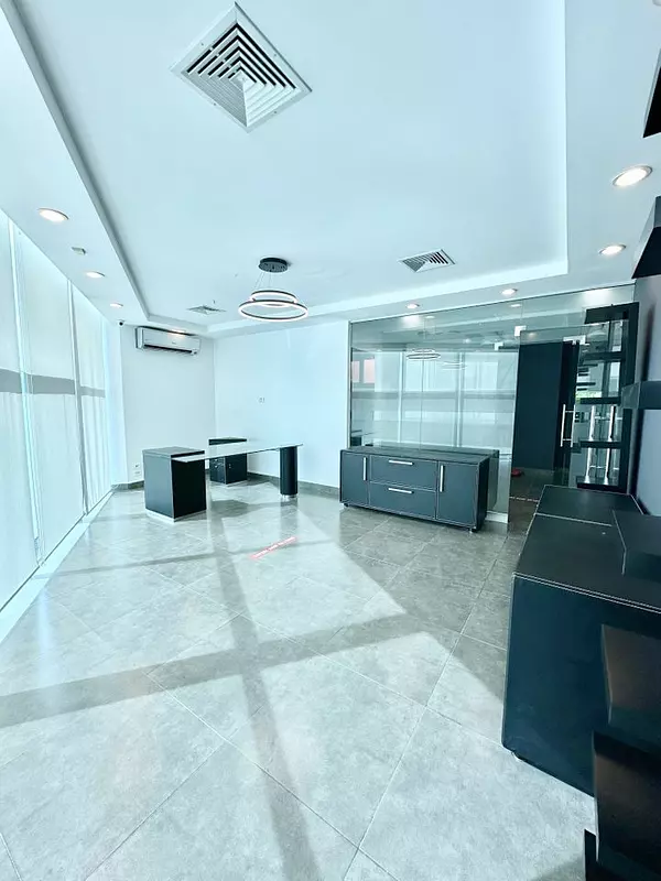 oficinas y locales comerciales - Local céntrico en ens Paraiso 2