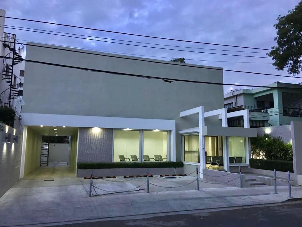 oficinas y locales comerciales - Vendo edificio Gazcue dos niveles 12 oficina 11 baños baños comunes sótano  8