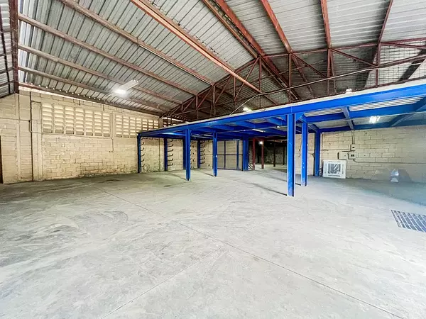 oficinas y locales comerciales - Local céntrico con nave 2