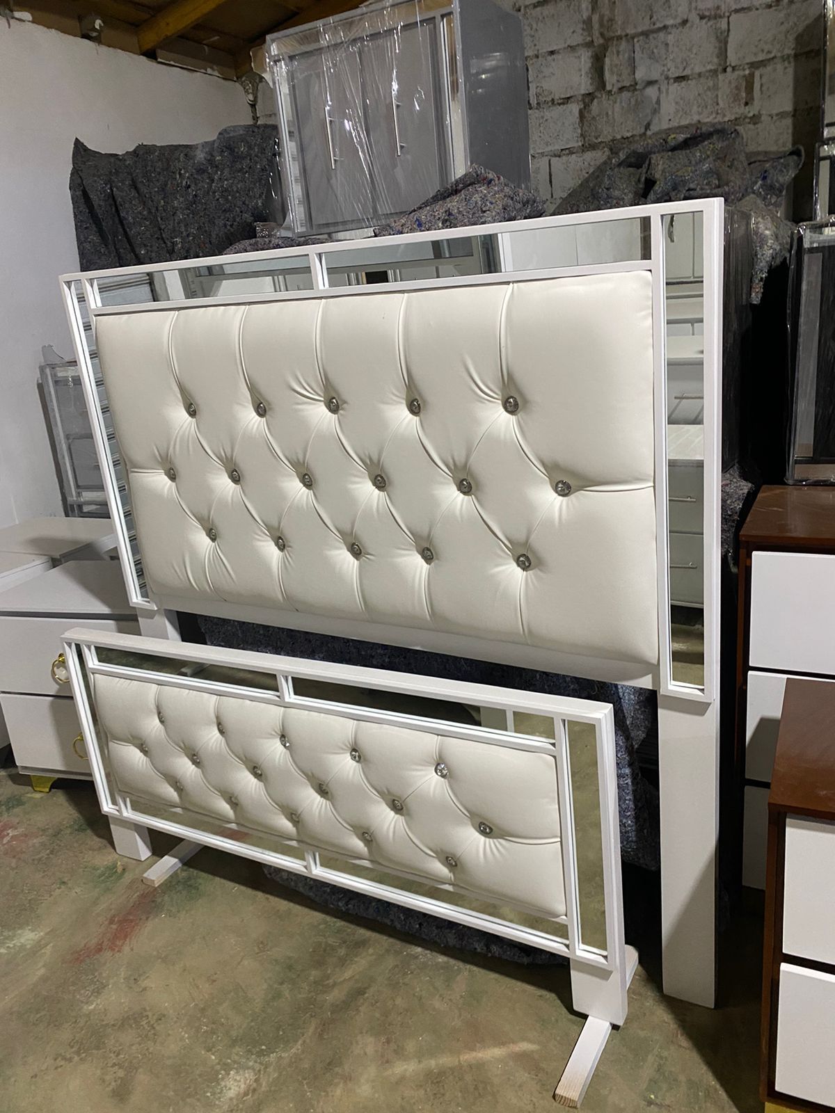 muebles y colchones - Cama tapizada moderna  4