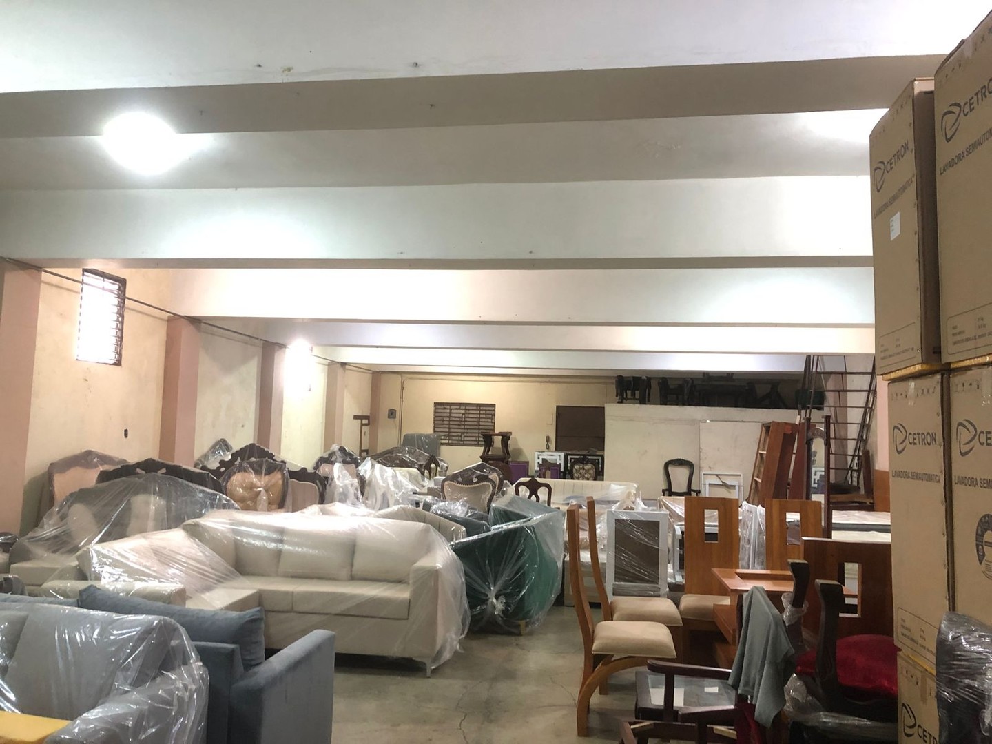 oficinas y locales comerciales - Alquilo Local 200 mts 2do piso Av. Duarte  proximo a la Ovando 
 0