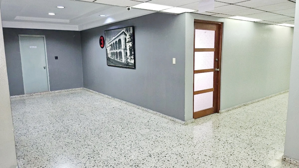 oficinas y locales comerciales - Local céntrico en la Esperilla 4