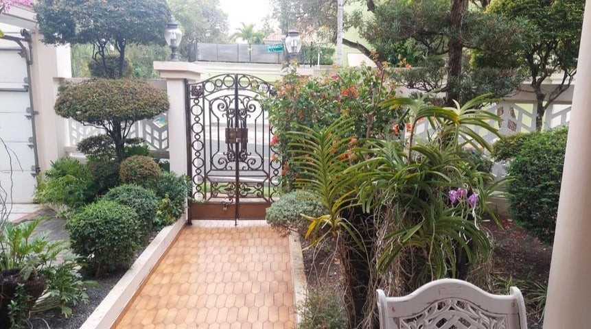 casas - Casa en venta Los Cacicazgos #24-1853 tres dormitorios, 5 ptos cubiertos. 9