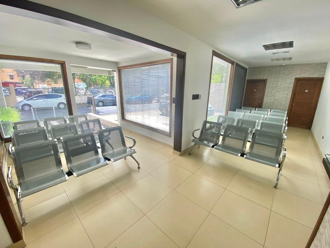 oficinas y locales comerciales - Vendo edificio Gazcue dos niveles 12 oficina 11 baños baños comunes sótano  9