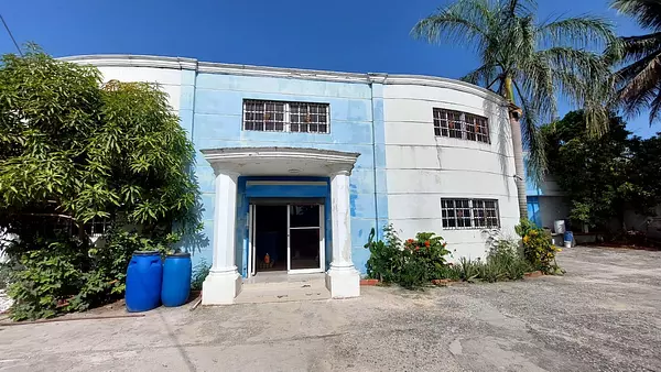 oficinas y locales comerciales - VENTA PROPIEDAD COMERCIAL EN VILLA MELLA 2