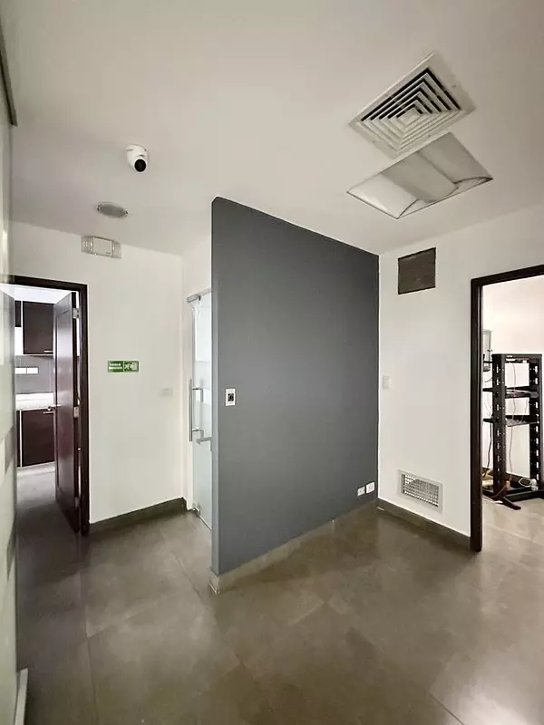 oficinas y locales comerciales - Local céntrico en ens Paraiso 8