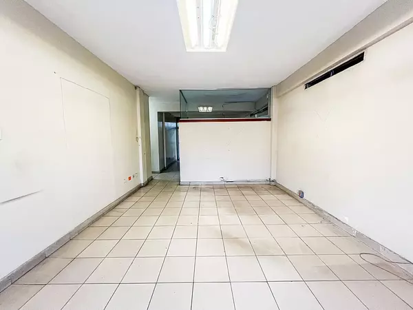 oficinas y locales comerciales - Local céntrico con nave 7