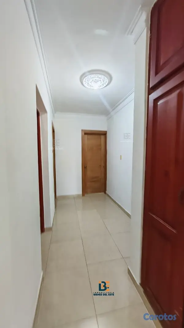casas - Se vende amplia casa DE ESQUINA en la Entrada del  8