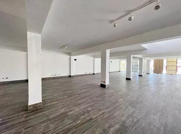 oficinas y locales comerciales - Alquiler local comercial en Evaristo morales 4