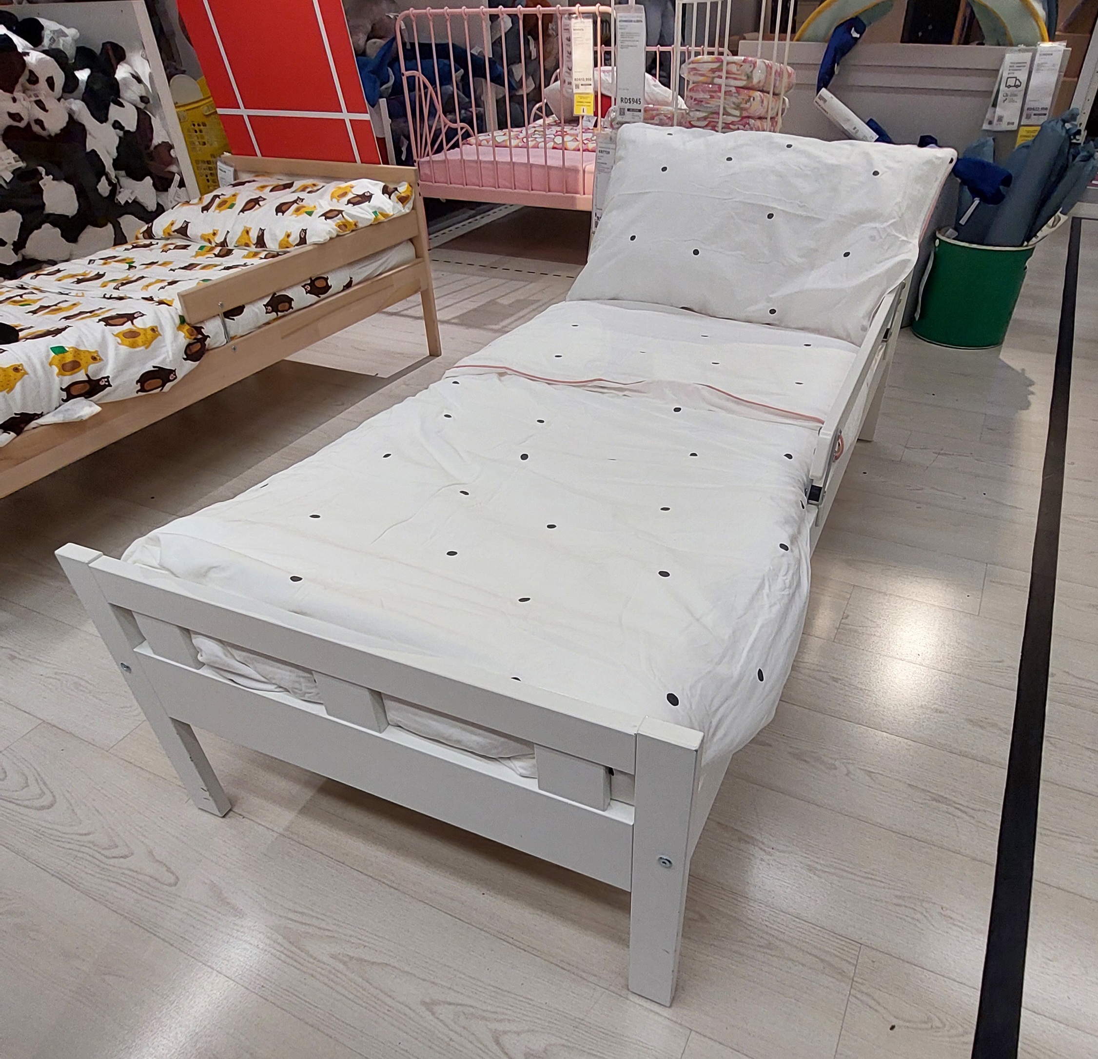 muebles y colchones - Cama para niño o niña con base de tablillas  1