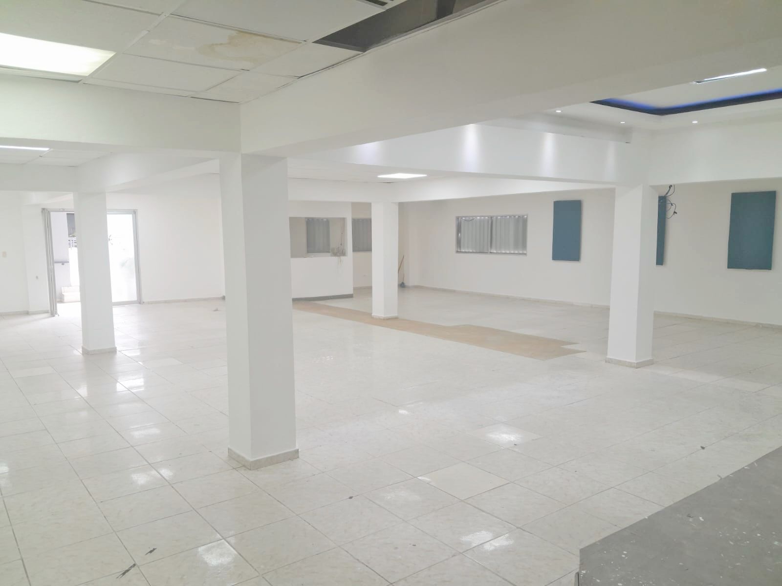 oficinas y locales comerciales - Local céntrico en Evaristo morales  4