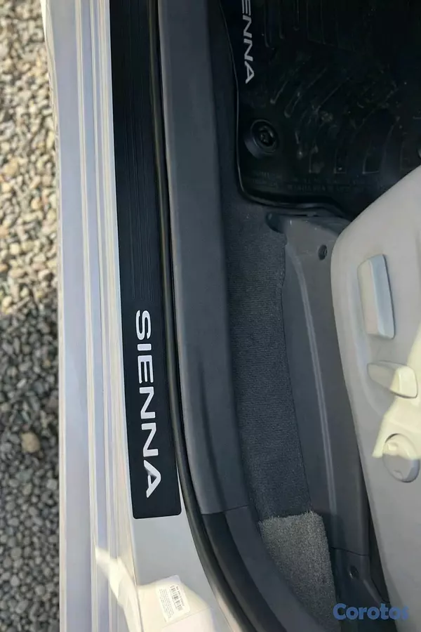 jeepetas y camionetas - TOYOTA SIENNA HANDICAP CLEAN CAR FAX 11