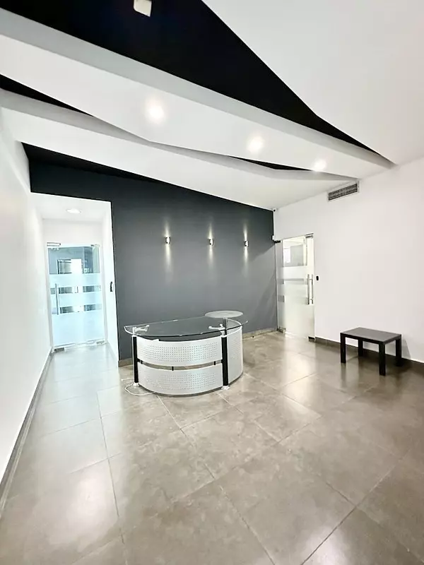 oficinas y locales comerciales - Local céntrico en ens Paraiso 6