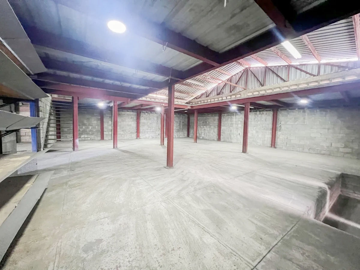 oficinas y locales comerciales - Local céntrico con nave 5