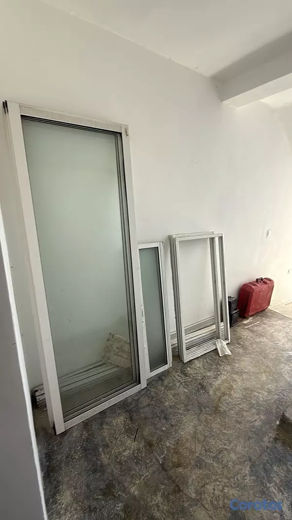 construccion e industrial - Puerta corrediza y ventanas blancas  1
