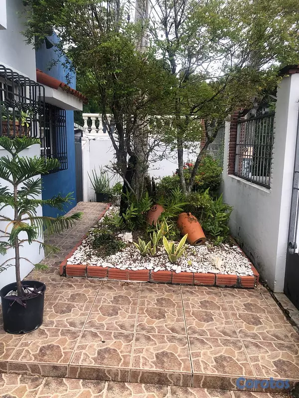 casas - ALQUILO Casa AMUEBLADA en LA REPUBLICA DE COLOMBIA, 3 HABS., 291 Mts.2, Patio, J 7