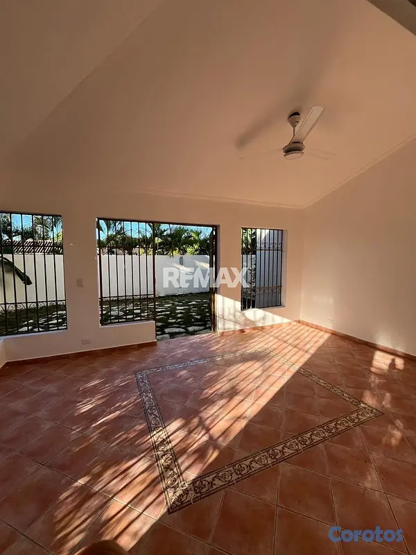 casas - Casa de 3 habitaciones 2.5 baños en alquiler en Ar 5
