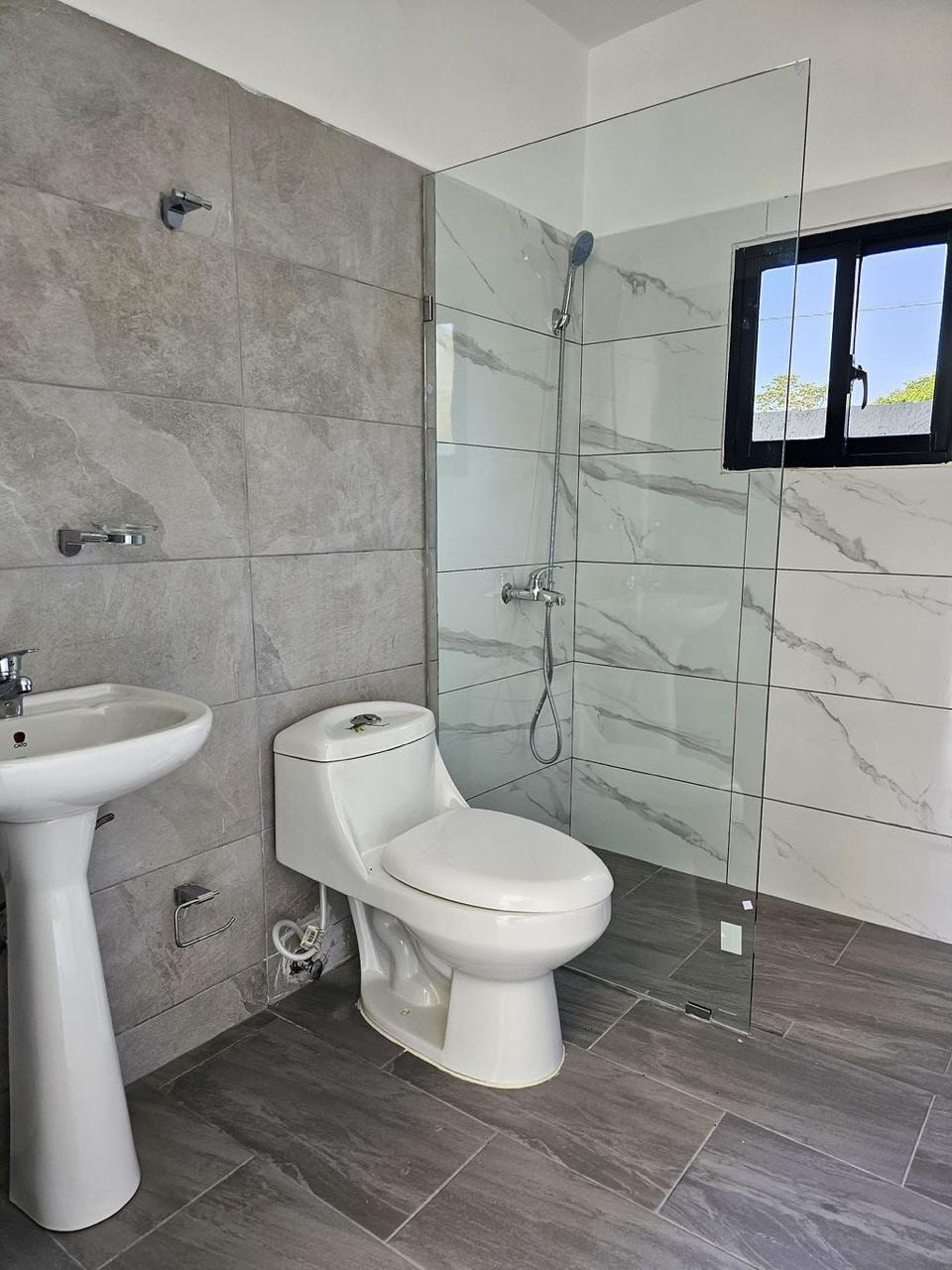 casas - Moderna Propiedad de 2 Niveles con Piscina 6