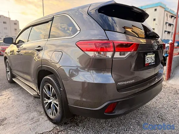 jeepetas y camionetas - Toyota Highlander LE Plus 2019 3