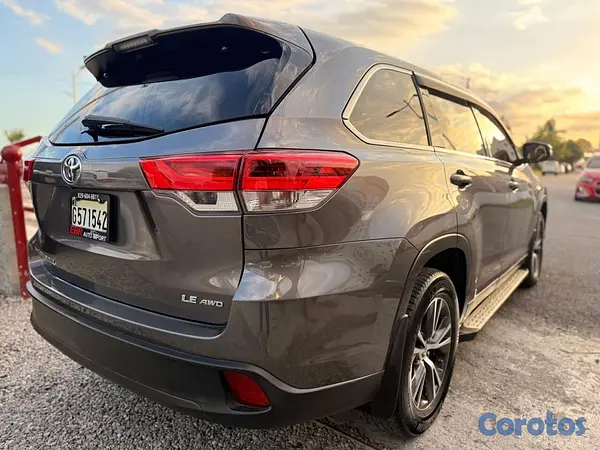 jeepetas y camionetas - Toyota Highlander LE Plus 2019 4