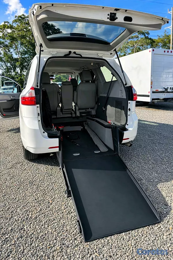 jeepetas y camionetas - TOYOTA SIENNA HANDICAP CLEAN CAR FAX 14