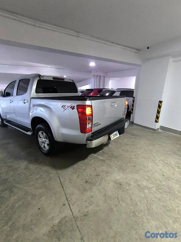 jeepetas y camionetas - Se vende isuzu d max  4