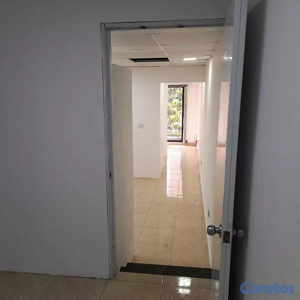 oficinas y locales comerciales - Local Comercial AV Romulo Betancourt 7