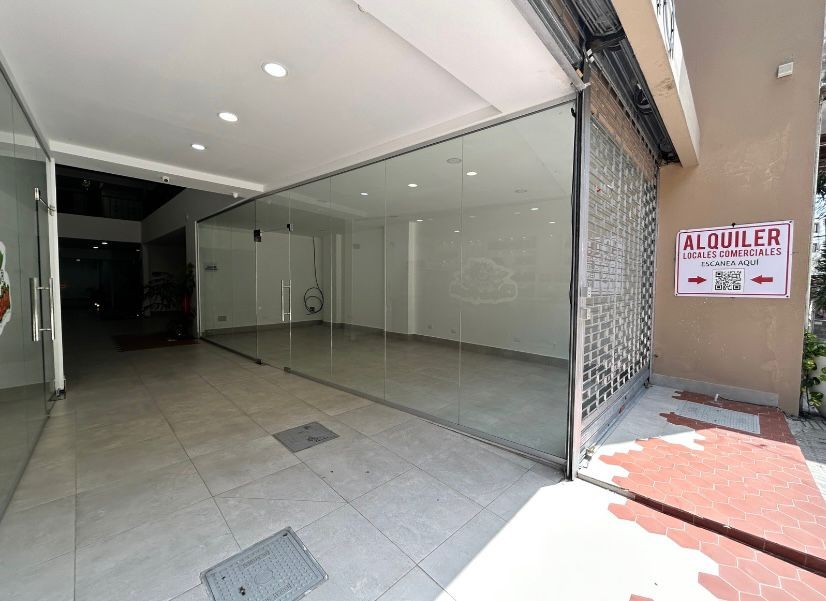 oficinas y locales comerciales - Alquiler Local Comercial Ubicado en la Calle El Conde, Zona Colonial