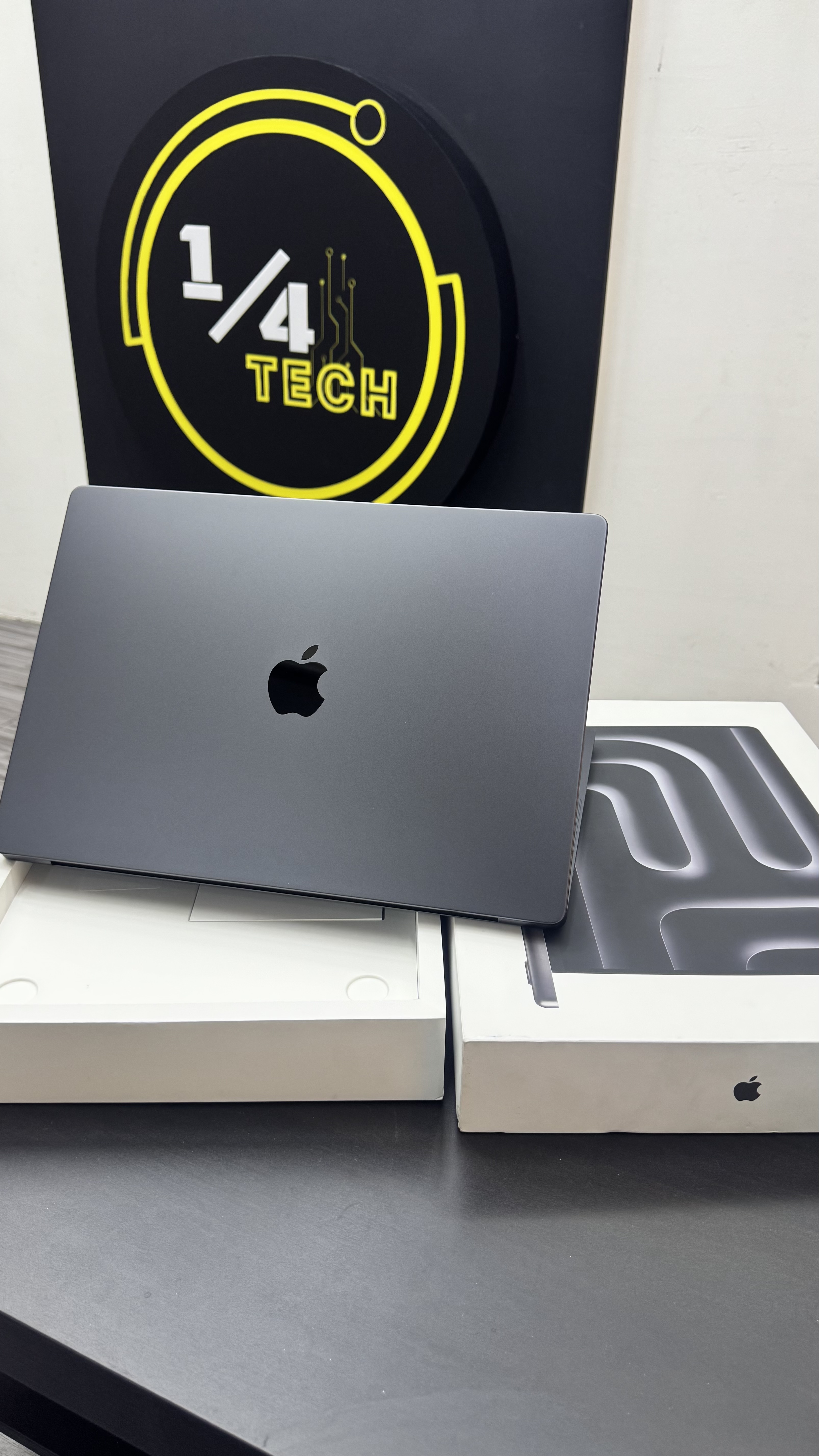 computadoras y laptops - MacBook Pro 16 2023 M3 PRO 512GB/18GB COMO NUEVA 0