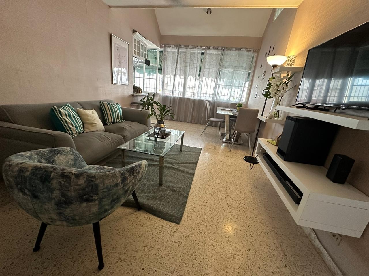 apartamentos - Vendo independencia km 9  
 2 nivel
 3 habitaciones, 
Precio RD$ 4,900,000 4