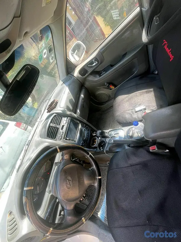 jeepetas y camionetas - Hyundai santa fe 2004 negociable  9