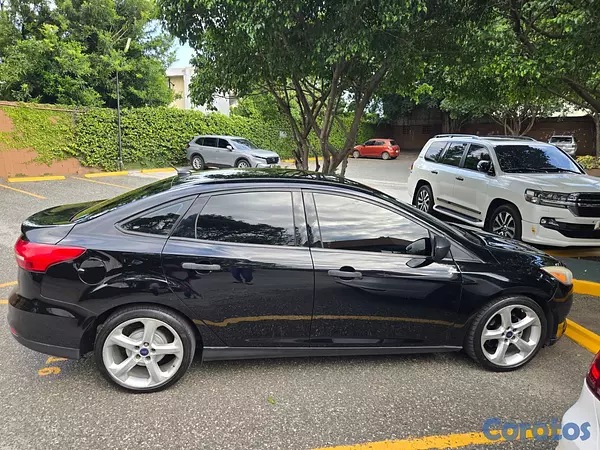 carros - VENDO MOTIVO DE VIAJE FORD FOCUS 2017 4