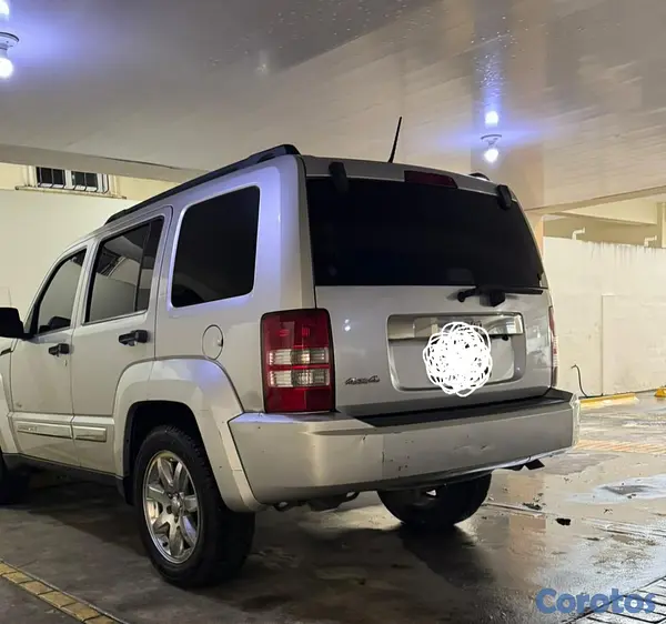 jeepetas y camionetas - Vendo Jepp Liverty  8