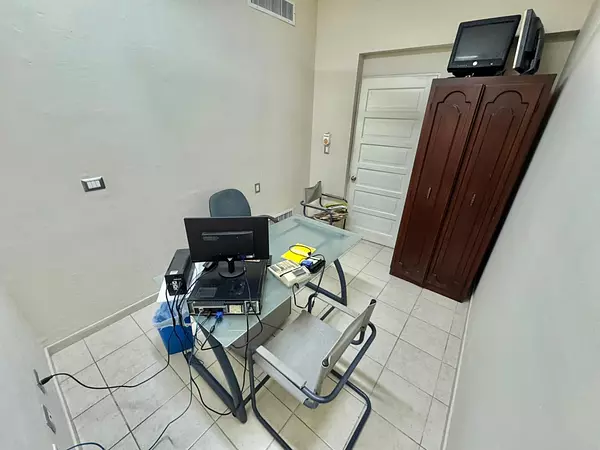 oficinas y locales comerciales - Vendo local Comercial en Zona Universitaria 6